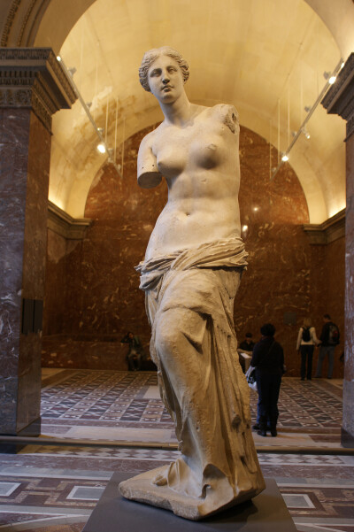  阿佛洛狄忒（APHRODITE），古希腊神话人物，爱与美的女神。罗马神话中称为维纳斯。她生于海中，以美丽著称。被认为是锻冶工匠之神赫准斯托斯的妻子，有关她的恋爱传说很多。在古希腊、罗马艺术作品中被塑造成绝…