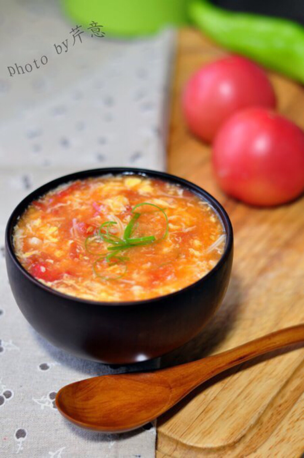 【番茄金针蛋花汤】材料:中等大小西红柿2个,金针菇