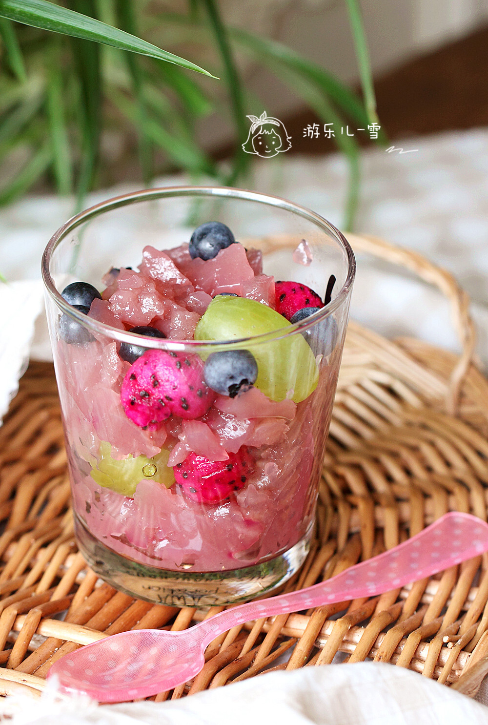 #葡萄水果冻# 第二弹快手小甜品！
夏天好爱吃冰冰凉的果冻 。
自己做无添加，还简单，不加一滴水，水果味浓到不行。
做好可以单独吃，也可以搭配家里现有的水果一起享受，发挥你的想象吧！
方子已发