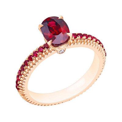 玫瑰金订婚戒，by Fabergé
主石为一颗椭圆形切割红宝石，戒托镶有小颗红宝石和钻石。