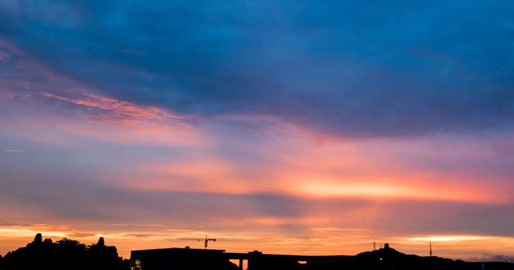 2016-6-4惠州的夕阳，“西边天空暮色渐重/一缕阳光穿破了层云/在这傍晚阵雨之后/悄然察觉夏日的气息/云后的霞光涌向大地侧耳倾听着心中思绪/友人面容在耳边响起/夏日夕空 泛起馨香记忆/过往时光 依然那么鲜明”——夏夕空，演唱者中孝介，夏目友人帐ed，快去听。