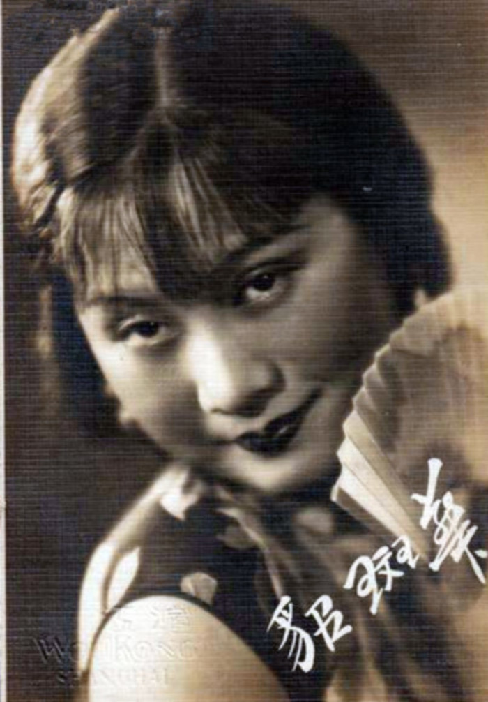 民国影星：“照片明星”貂斑华（1913—1941），原名吴梅香，又名吴佩珍（她十分崇拜夏佩珍）。1934年初冬的一天，中国联华影业公司导演蔡楚生从参观拍片的人群中，发现一位少女的面容酷似“电影皇后”胡蝶，于是就让她在《新女性》中演了个小角色。这个当时叫吴明香的少女为了瞒着父母演电影，请编剧孙师毅给她起个艺名。孙师毅望着她身上穿的貂皮外套斑纹别致，十分好看，就灵机一动：“花斑貂，倒过来是貂斑花，花与华通解，你就叫貂斑华吧！”