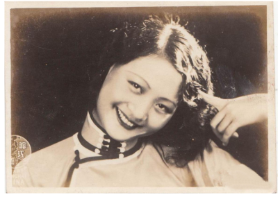 民国影星：“民国甜姐儿”黎莉莉,原名钱蓁蓁，1915年6月2日出生于北京，祖籍安徽桐城，中国电影女演员。1926年出演处女作《燕山侠隐》，素有“甜姐儿”之称。代表作有《小玩意》、《体育皇后》、《大路》、《狼山喋…