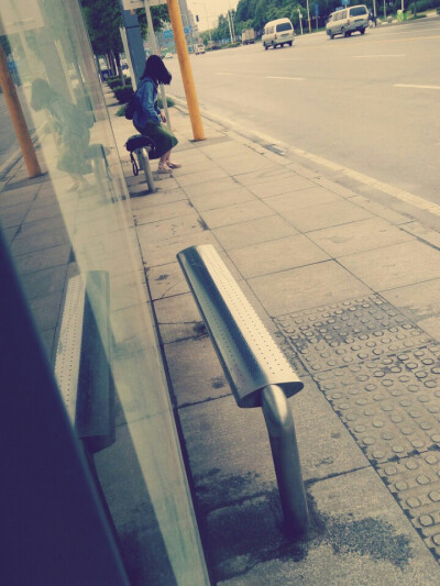 我行过许多地方的桥，看过许多次数的云，喝过许多种类的酒，却只爱过一个正当最好年龄的人。
