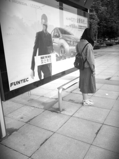 人的一生会遇到两个人，一个惊艳了时光，一个温柔了岁月。
