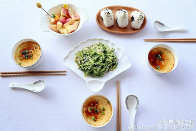 早安！今日早餐:金枪鱼三角饭团、蒸蛋羹、黄瓜金针菇。制作:小梁同学。指导与摄影:妈妈。