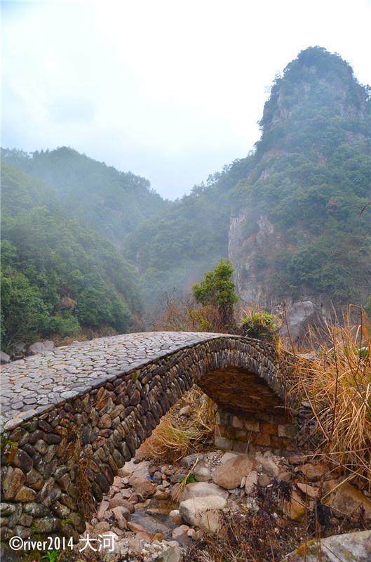 雁荡山管委会严格按照《国家地面水环境质量标准（GB3838-88）》、《国家环境空气质量标准（GB30951996）》的要求对景区进行保护。具体保护措施有：建立生态保护区；推广使用微型生物处理污水；规范垃圾收集、处理的管理办法；完善区内交通方式，限定燃油车进入、限制车速和禁止鸣笛等；选择优质燃料，完善净化装置；加大恢复植被的地带性和多样性投入的保育措施；洪水、台风、地质灾害和森林火灾的防治。