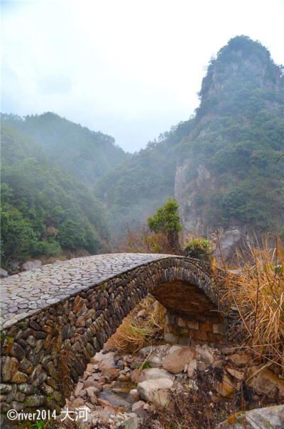 雁荡山管委会严格按照《国家地面水环境质量标准（GB3838-88）》、《国家环境空气质量标准（GB30951996）》的要求对景区进行保护。具体保护措施有：建立生态保护区；推广使用微型生物处理污水；规范垃圾收集、处理的…