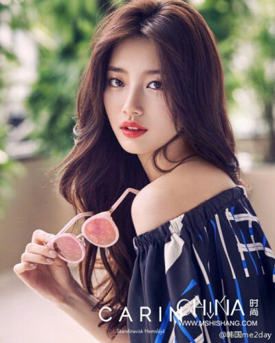 suzy#海报的风格华丽丽的~蕴含了今夏的流行，露肩上衣以及夸张的反光太阳镜。海边风，适合度个假啊什么的