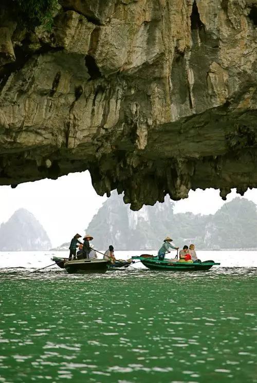 下龙湾位于越南北部海湾，包括约3，000个岩石岛屿和土岛。伸出海面的锯齿状石灰岩柱为该地典型景观，因其景色酷似桂林山水，因此亦被称为“海上桂林”。2011年，被联合国教科文组织列为“世界新七大自然奇观”之一。