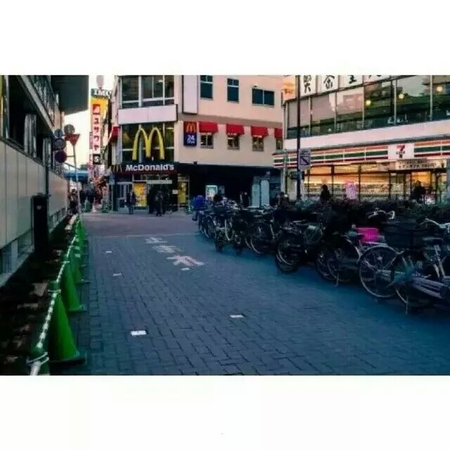 “我们都曾经错过很多人或事 有人说我们犯了那么多错只是为了遇见那个对的人 可是爱情向来不是一个人可以完成的 我们会为某一部偶像剧而泪流满面 也会为某一个动作或场景激动不已 或许是对的人却不是最合适你的人 或许合适却不是你最爱的人 这世界太多人事掺假 你能不能再找个理由 等我回家”