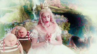  《爱丽丝梦游仙境2》中的白皇后，安妮·海瑟薇 