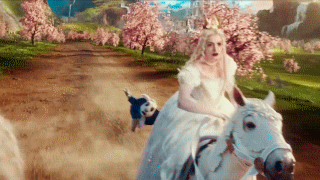  《爱丽丝梦游仙境2》中的白皇后，安妮·海瑟薇 