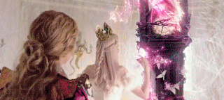  《爱丽丝梦游仙境2》中的白皇后，安妮·海瑟薇 