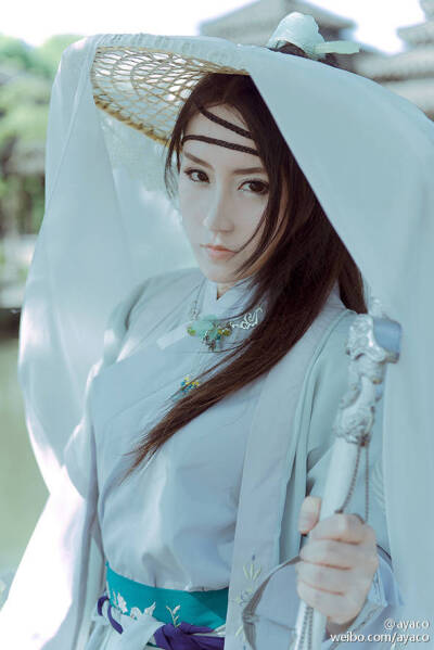 『一点浩然气，千里快哉风。』#汉服私影#
摄影@村口霸道L师傅 出境/后期－ayaco。同行@小言努力还图债
大概是想拍一个女侠，然而似乎除了睫毛长点外并没有太成功。
（老师傅：你这个笑容有点阴险。我：....我明明…