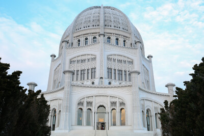 巴哈伊在阿拉伯语中意为“神在黎明时传达旨意的地方。” 神庙通体白色。教义大有一统天下的意味，即大家都信仰神。不过神在世间有不同的名字而已。