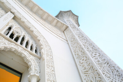 立柱最顶端雕刻的是巴哈伊教的图腾九角星芒。下面是各个宗教图腾。十字架，六角星，万字等等