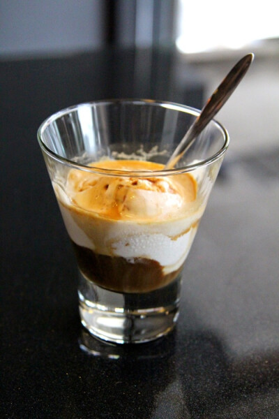 【M】阿芙佳朵（Affogato，意大利语“淹没”）是一种近乎甜点的饮料，一杯阿芙佳朵包括杯底的意大利浓缩咖啡和覆盖在上面的冰激凌，为了增加甜味和促进口感，常会向里面加入焦糖。