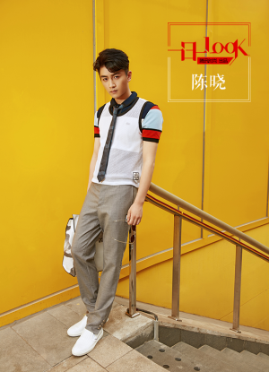 〔 街拍 ' 型男搭配 ' 演员 陈晓 ' 〕．
渔网背心混搭小领带重返十七岁。