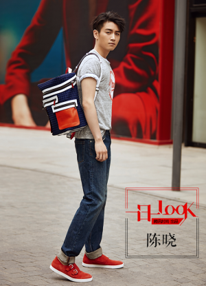 〔 街拍 ' 型男搭配 ' 演员 陈晓 ' 〕．
音乐季穿起BowieT恤玩自拍。