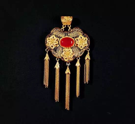 如意锁，也叫长命锁、寄命锁。千百年来，中国人通过生命历程的经验，经过干锤百炼、精雕细琢，把最重要、最美好的祝福凝固在锁上，并怀着无比虔诚的心情将它佩戴到了孩子身上