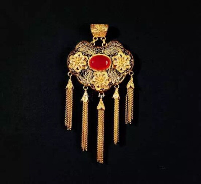 如意锁，也叫长命锁、寄命锁。千百年来，中国人通过生命历程的经验，经过干锤百炼、精雕细琢，把最重要、最美好的祝福凝固在锁上，并怀着无比虔诚的心情将它佩戴到了孩子身上