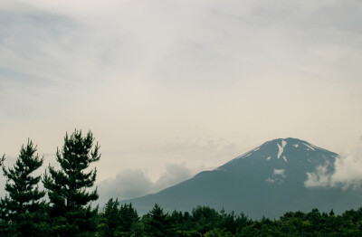 2012 夏 被云遮住的富士山