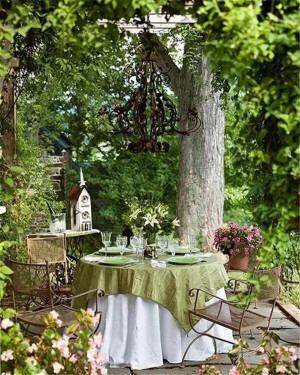 在惬意的夏日午后和傍晚，把桌椅摆到郁郁葱葱的庭院里。邀上几个好友，谈天说地，喝酒玩乐，再伴着徐徐凉风和沁鼻的植物香气，闷热和烦躁都一扫而光，舒适清爽。