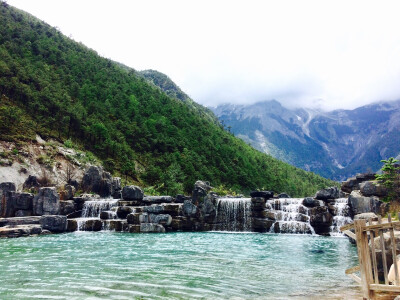 雪山融水