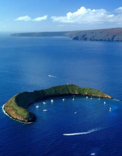 夏威夷，夏威夷月牙形小岛摩洛奇尼，这里有迷人的海水和珊瑚礁
