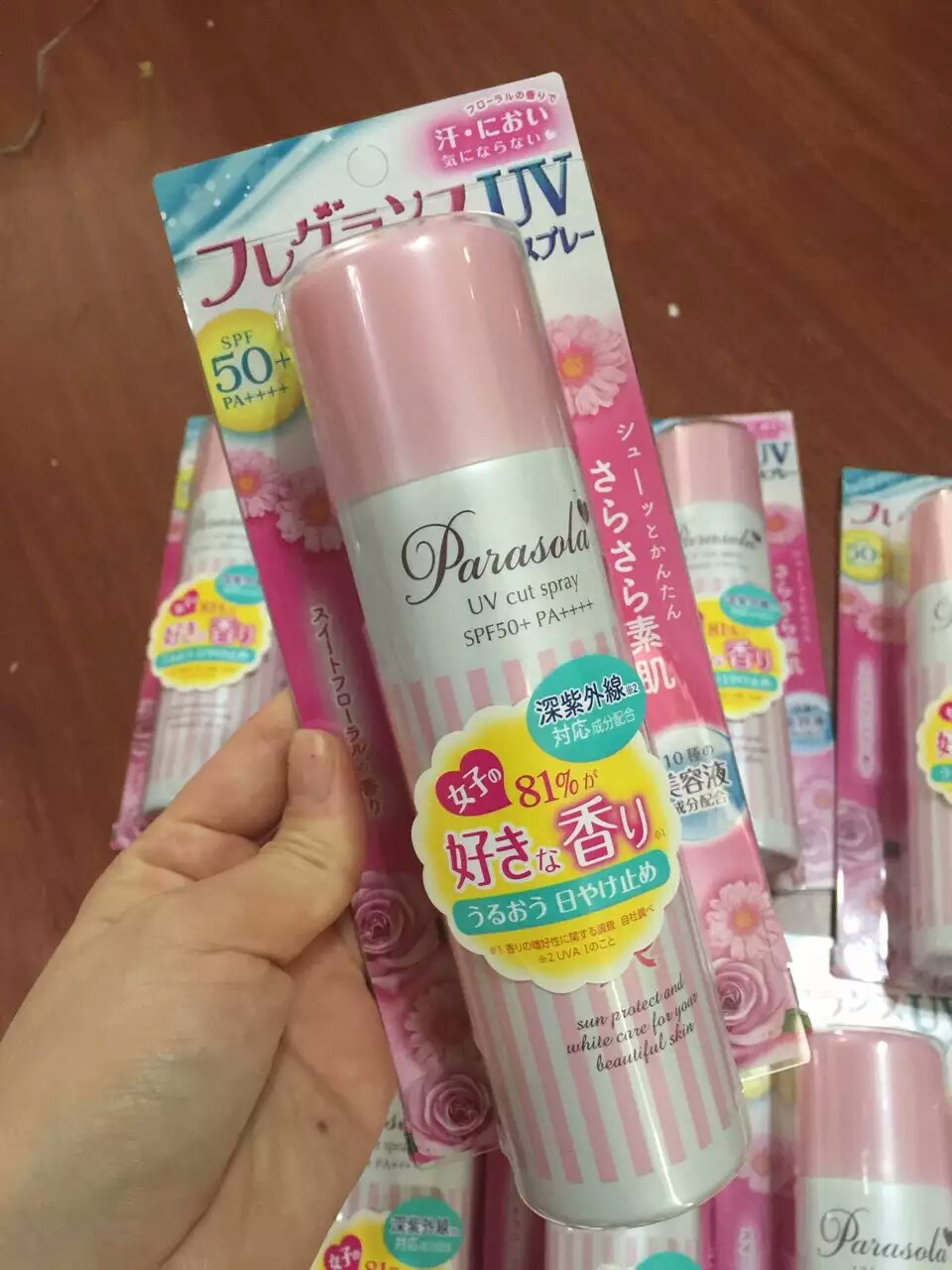 娜丽丝防晒喷雾❗日本Cosme大赏防晒产品类第二名添加美容液❗敏感肌可用❗可以预防由日晒引起的干燥和肌肤敏感，防晒的同时还能帮助肌肤补充水分，喷雾细腻清爽，肤感舒适服帖，不会搓泥，不闷，不倒拔干，不泛白❗ 也能用于秀发，对秀发起到防晒的功效，味道是是股淡淡的玫瑰香❗日常推荐这款，只需要用普通的洗面奶，沐浴乳就能够轻松洗干净❗外出旅游海边推荐安耐晒❗