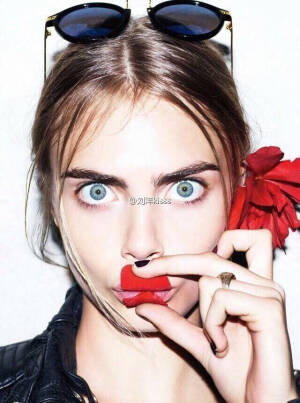 #CaraDelevingne# “阳光下的女孩” 
卡抽 卡拉迪瓦伊 模特