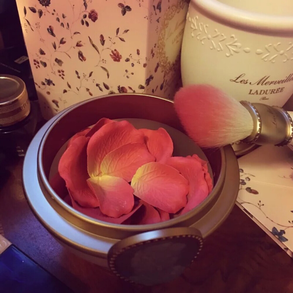 laduree 贵族花瓣腮红 