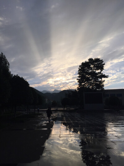 雨后夕阳，万道霞光