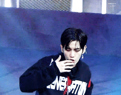 #边伯贤# . #BAEKHYUN# 160609 M!Countdown Monster 伯贤 GIF - 完美如画'ㅅ' (cr.BLOOM,pinklight_b,LOVE_ME_24AN,04088040) EXO
《EX'ACT》是韩国男子组合EXO发行的第三张正规专辑。将于2016年6月9日公开。其中包…