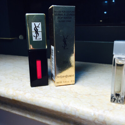 ysl204号唇釉 据说是和12号色上唇颜色差不多的一款 反正我12号色没有买 浅浅的涂一层是梅红色 味道有点冲不是很喜欢 不过颜色还是不错的 日常色