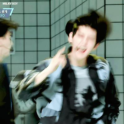 #边伯贤# . #BAEKHYUN# 160609 M!Countdown Lucky One 伯贤 GIF - 在舞台上闪闪发亮的伯贤 (cr.MILKBOY,04088040,pinklight_b,pexch,droplet0408,BLOOM) EXO《EX'ACT》是韩国男子组合EXO发行的第三张正规专辑。将于2…