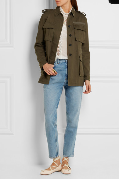 Aquazzura 这款 “Very Ballerina”
平底鞋采用质地柔嫩的浅粉色皮革制成，并配有绑带式罗缎袢带，意在向经典的芭蕾足尖鞋致敬。单品配有光泽迷人的金属感鞋跟，并缀饰着璀璨闪亮的水晶雕刻珠饰，建议搭配休闲牛仔裤…