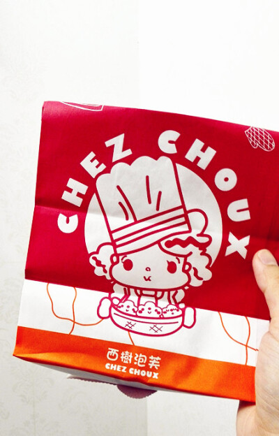 【chez choux】刚开始看到满地铁的这个甜品站，还很喜欢很喜欢呢~后来买了一个杏酒葡萄干奶油华夫三明治之后，才发现，这个，就是西树泡芙呀！哈哈哈~