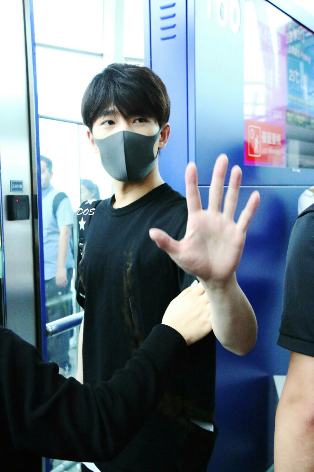 杨洋•2016.06.11 稻城✈上海， 十八已杀青，羊的头发也剪短了些，这个发型更少年气息，更好看。尤其喜欢那一双清冷的眼，很久很久没有见着了，做回自己，真好 （图：@AlmostLover-Song）