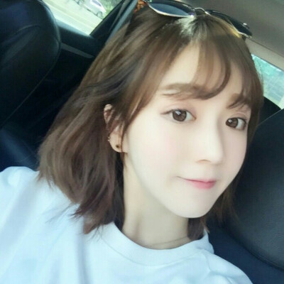 短发妹子气质赞赞
分享一个美腻的短发妹子@月亮Moonla