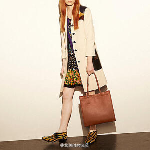 在Coach发现了一支好看简洁的Tote！而且还有点风琴包的感觉。就喜欢这种简单不夸张的包包，今年的Coach有一点开始走小众低调高Bigger路线了呢~越来越爱。这款皮质小编去专柜偶然看到过，手感好的不要不要的。Coach Summer Sale 低至6折。O网页链接