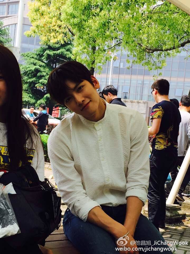 胭脂鲜艳何相类， 花之颜色人之媚。若将人面比桃花， 面自桃红花自美。