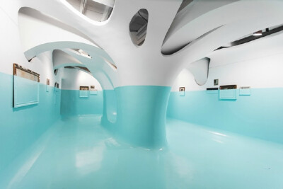 一半海水，画廊空间设计。（来自于 伦敦艺术家 Davide D'Elia ）