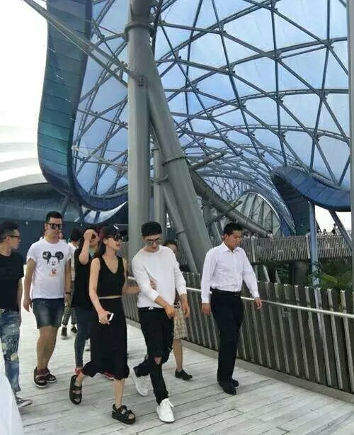 昨天有多名网友路透自己在上海迪士尼乐园偶遇 黄晓明 angelababy 夫妇, 这大热天的也是要被甜化了~