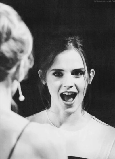 镜子前的她 美如画 可爱 欧美明星 可爱 搞怪 曾在《哈利波特》中扮演赫敏的女星艾玛•沃特森（Emma Watson）
