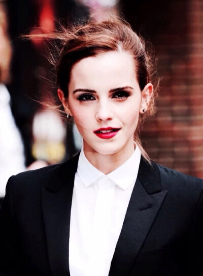 霸气侧漏 帅气 白领丽人 街拍 微微一笑很倾城 欧美明星 曾在《哈利波特》中扮演赫敏的女星艾玛•沃特森（Emma Watson）
