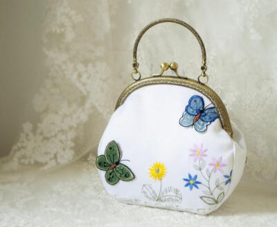 精美刺绣独立设计花朵立体蝴蝶斜跨手提包