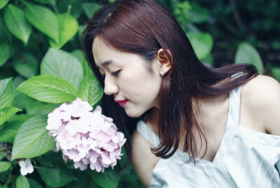 出镜：赵丢丢
摄影：IRIS沈小鹿
一直说要给你拍一组美美的照片，可是你去了英国，我又快要离开。
终于今天不再错过，圆了咱们的小愿望啦闺蜜十年，从青葱的及笄之年相识到如今的花信年华。感谢这么多年有你的陪伴。
…