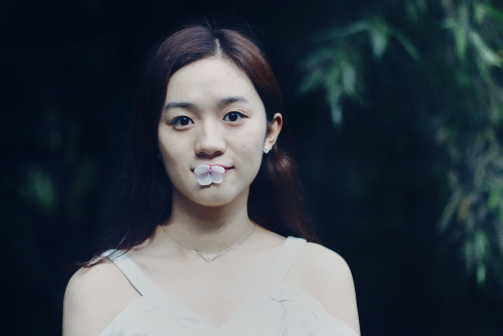 出镜：赵丢丢
摄影：IRIS沈小鹿
一直说要给你拍一组美美的照片，可是你去了英国，我又快要离开。
终于今天不再错过，圆了咱们的小愿望啦闺蜜十年，从青葱的及笄之年相识到如今的花信年华。感谢这么多年有你的陪伴。
非常开心，可以把你拍的和本人一样美丽。
希望你也可以一直这样开心下去！